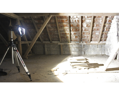 Un grenier avec éclairage et briques