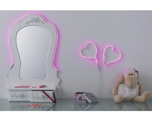Chambre décorative avec miroir éclairé, lampe en forme de cœur et peluche