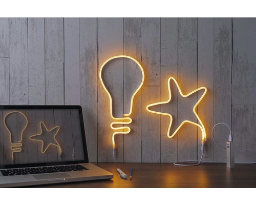 Lampes LED décoratives en forme d''ampoule et d''étoile à côté d''un ordinateur portable.