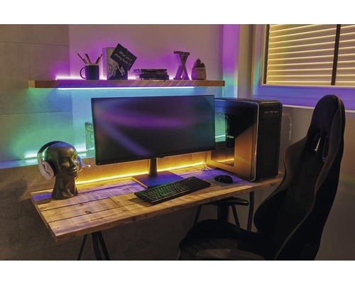 Poste de travail de jeu avec bureau, ordinateur, moniteur, clavier, souris, chaise de jeu et éclairage LED.