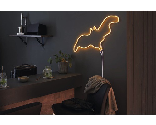 Intérieur décoratif avec une lampe néon en forme de chauve-souris, des boissons et une ambiance chaleureuse