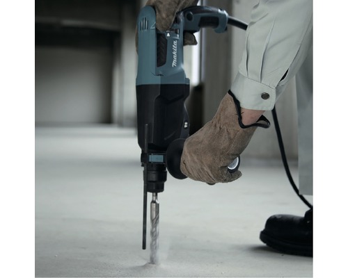 Bohren mit einem Makita Bohrhammer in Betonboden