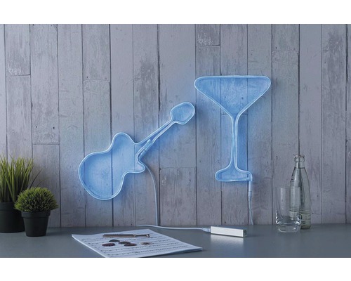 Lampes décoratives en forme de guitare et de verre à cocktail sur le mur