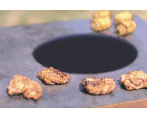 Grill avec des aliments sur la surface de cuisson