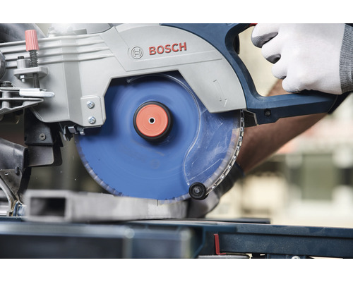 Logo Bosch. Scie à onglet coupant une pièce.