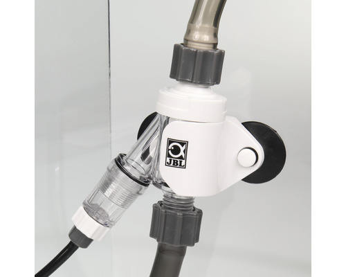Logo JBL sur un changeur d''eau pour aquariums
