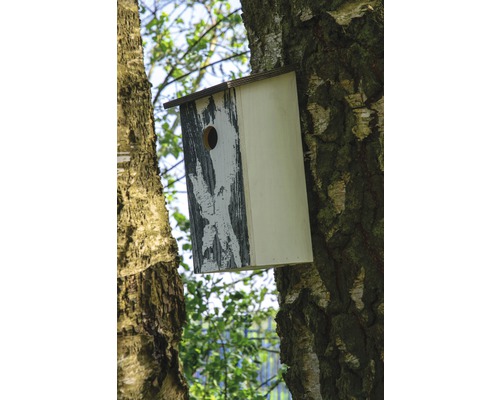 Vogelhaus aus Holz mit Einflugloch an einem Baum