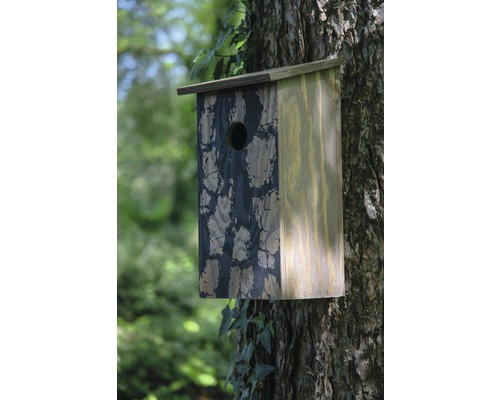 Vogelhaus aus Holz an Baum befestigt