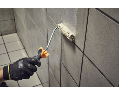 Application de peinture sur du carrelage avec un rouleau à peinture