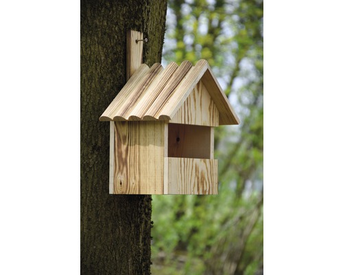 Nichoir en bois fixé à un arbre