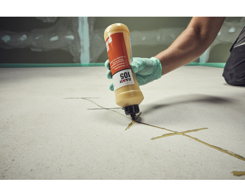 Artisan appliquant de la colle avec une cartouche sur un support