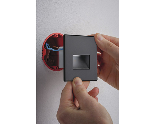 Installation einer schwarzen Abdeckung für eine Unterputzdose