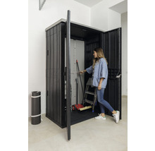 Kunststoff Geräteschrank mit geöffneten Türen und einer Frau, die hineingreift, um Werkzeuge zu holen