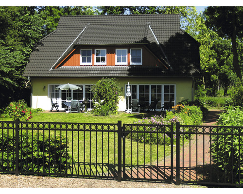 Ansicht eines Hauses mit Garten, Terrasse und Metallzaun