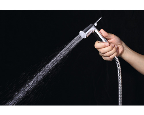 Handbrause mit Wasserstrahl im Einsatz