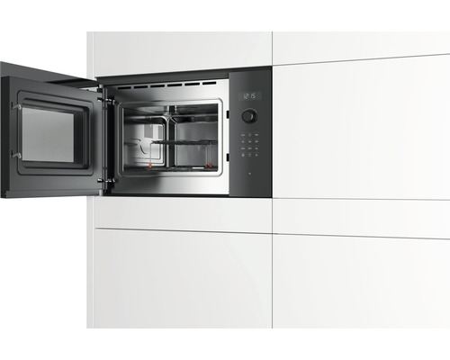 Four à micro-ondes encastrable avec porte ouverte dans une cuisine.