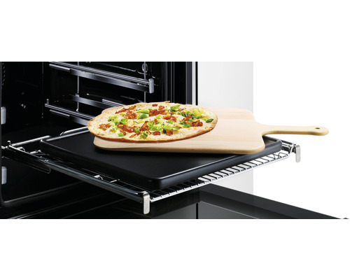 Flammekueche sur planche à découper en bois dans le four