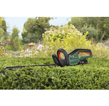 Akkubetriebene Heckenschere von Bosch im Außeneinsatz