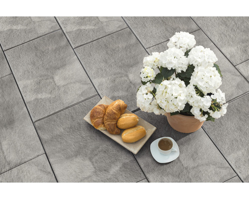 Terrassenplatten mit Blumen, Gebäck und Kaffee