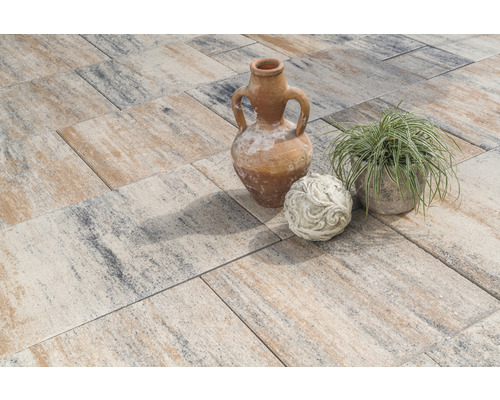 Pose de dalles de terrasse avec objets de décoration