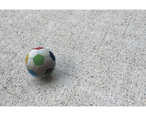 Fussball auf Pflastersteinen