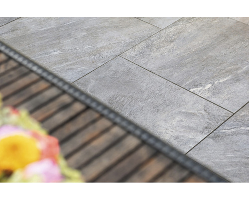 Verlegung mit grauen Terrassenplatten