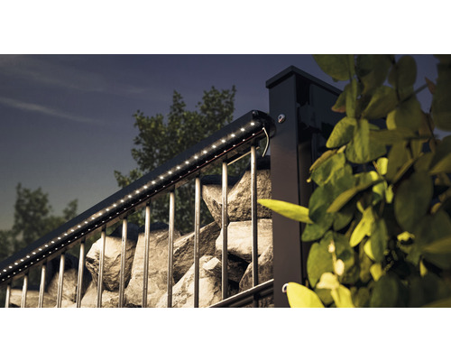 Vue détaillée d''une clôture avec éclairage LED et mur en pierre