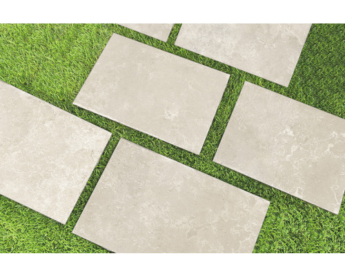 Dalles de terrasse rectangulaires en pierre sur pelouse