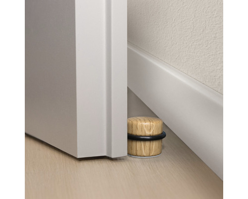 Butée de porte en bois avec anneau en caoutchouc à côté d''une porte