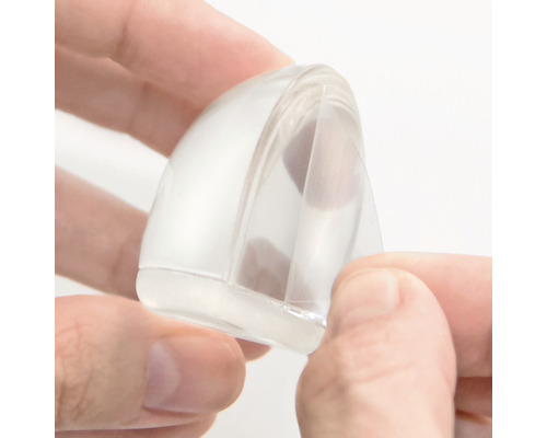 Eckenschutz aus Kunststoff wird von Händen gehalten.