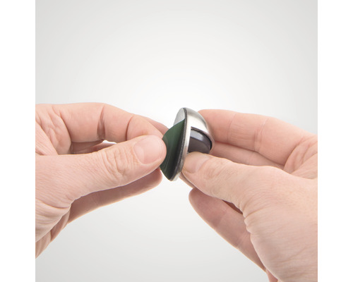 Eine Hand hält einen Möbelgleiter mit Filzgleitfläche.