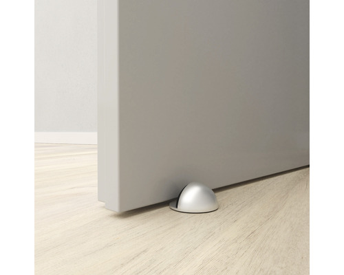 Türstopper aus Metall am Boden vor einer Tür