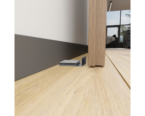 Türstopper aus Metall auf einem Holzboden