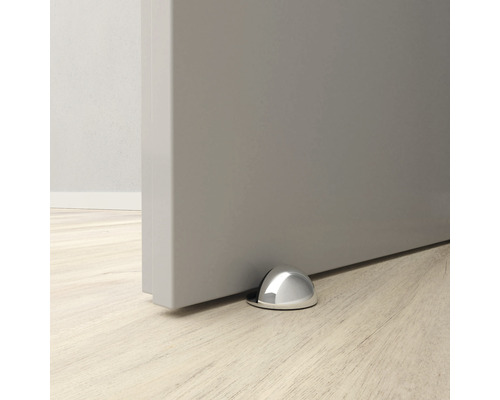 Türstopper aus Metall am Boden vor einer Tür