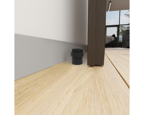 Butée de porte en caoutchouc sur le sol à côté d''une porte