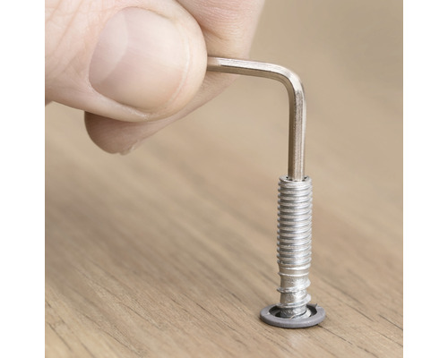 Une clé Allen est utilisée pour serrer une vis