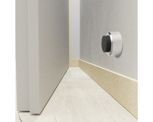 Butée de porte murale en métal avec tampon en caoutchouc à côté d''une porte