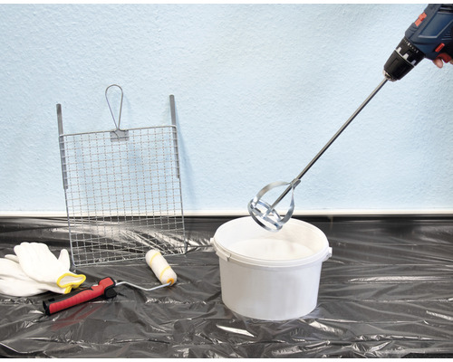 Embout de mélangeur de peinture sur perceuse au-dessus d''un seau de peinture avec rouleau à peinture, grille d''essorage et gants