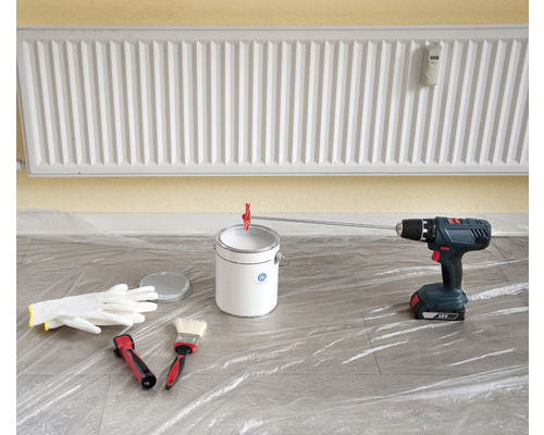 Outils et accessoires pour peindre : peinture, mélangeur de peinture, perceuse, pinceau, rouleau à peinture et gants de protection