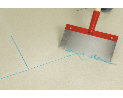 Spachtel mit rotem Griff auf einer Platte mit Markierungen