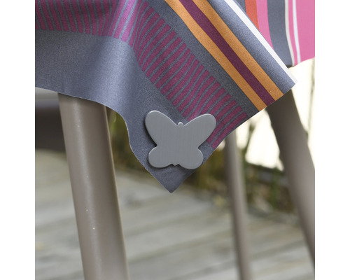 Tischdeckenklammer in Schmetterlingsform an einer Tischdecke