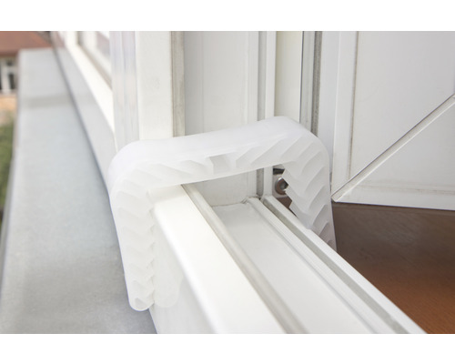 Sécurité de fenêtre en plastique sur le cadre de la fenêtre