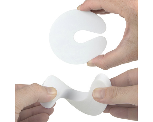 Deux butées de porte sont tenues dans la main