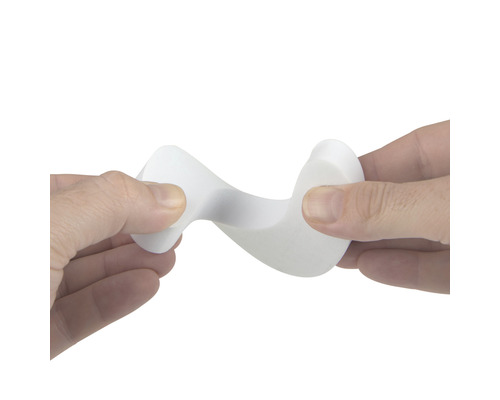 Personne pliant un butoir de porte flexible