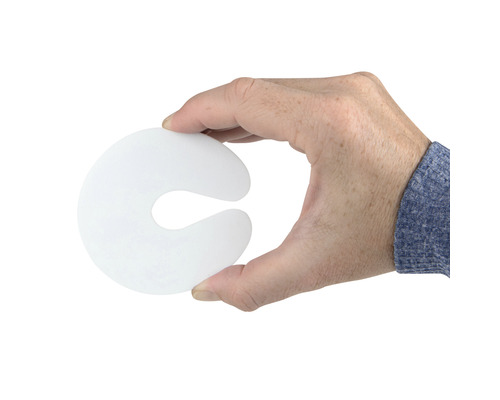 Main tenant un butoir de porte en plastique