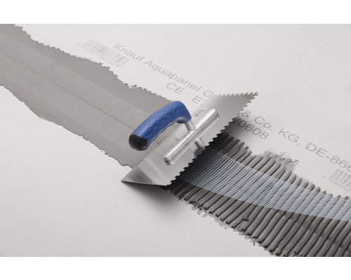 Spachtel mit Fliesenkleber auf Knauf Aquapanel