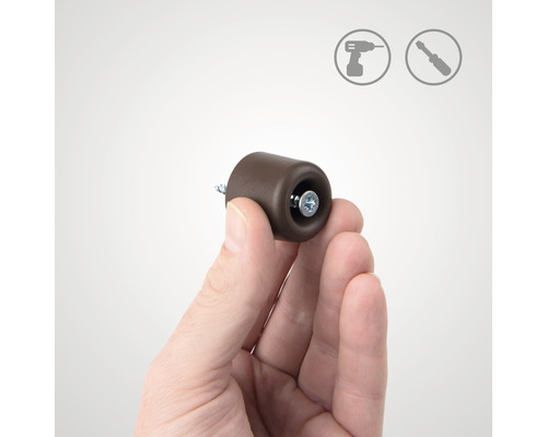 Butoir de porte marron avec vis dans une main