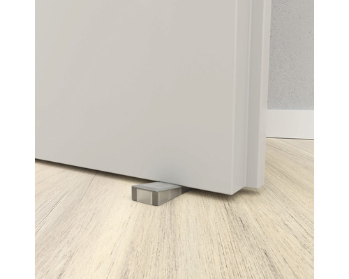 Butoir de porte sous une porte sur un plancher en bois