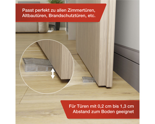 Butoir de porte sous une porte en bois sur un plancher en bois