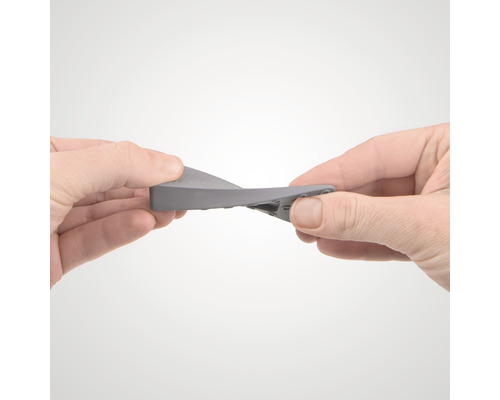 Une personne plie un butoir de porte en caoutchouc.